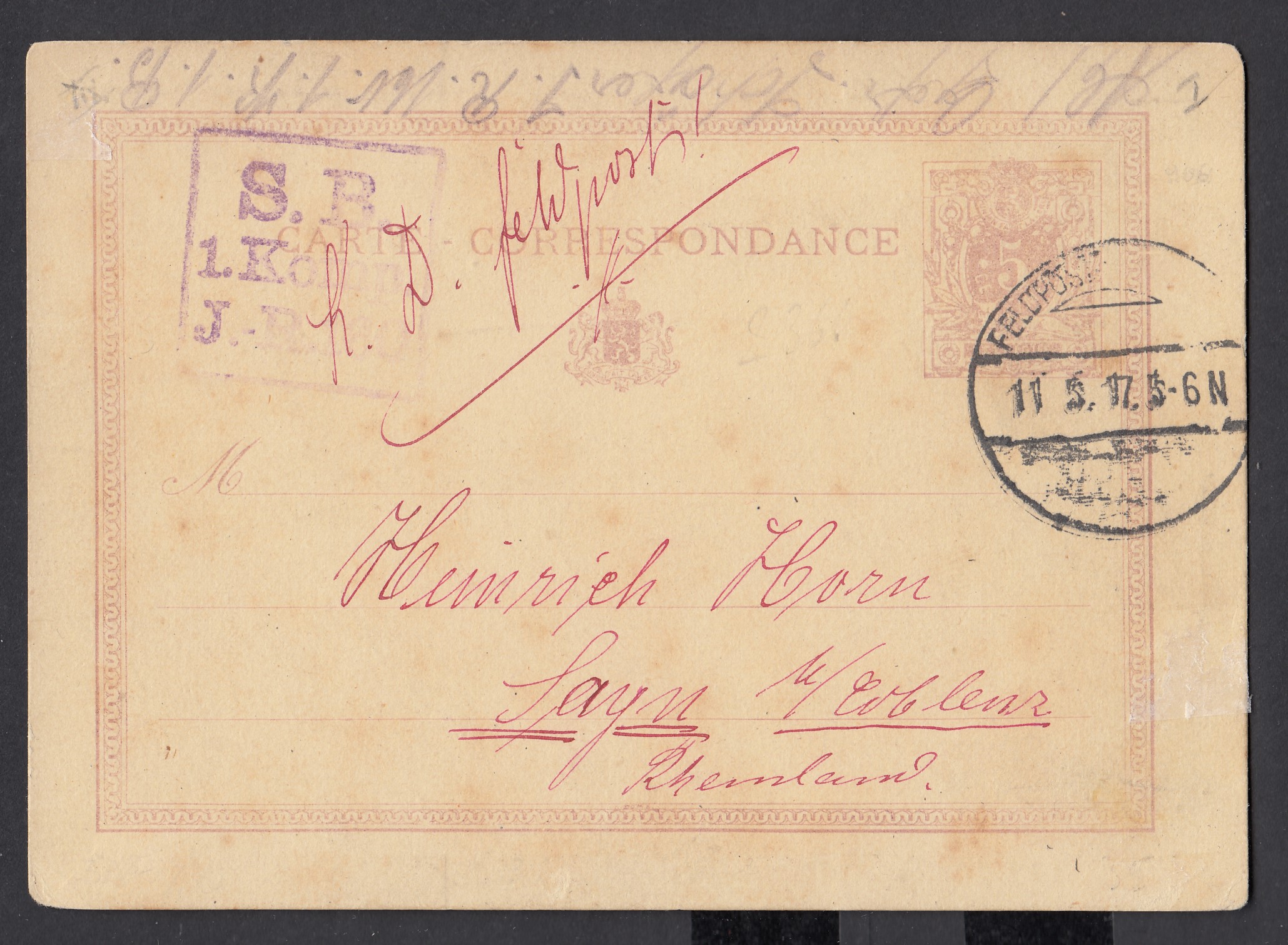 Cp ( Ep5c type « Lion couché servant de support) en feldpost ( Cachet allemand à pont « Feldpost...) le 11.5.17 vers l'Allemagne. Cachet militaire rectangulaire « S.R./1.Komn /.. » au recto.