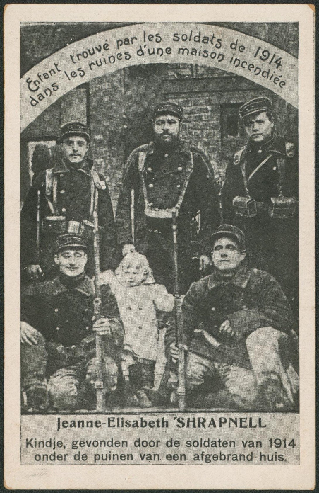 Carte postale - Enfant trouvé par les soldats de 1914 dans les ruines d'une maison incendiée